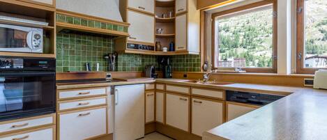 Réfrigérateur, four à micro-ondes, un four, surface de cuisson