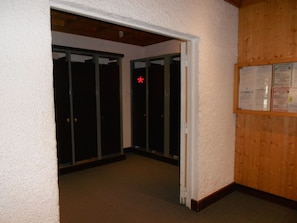 A hallway with a wooden ceiling, a bulletin board with notices, and a carpeted floor. - Comfortable studio in Val-d'Isère center with Wifi, pets accepted (Val-d'Isère)