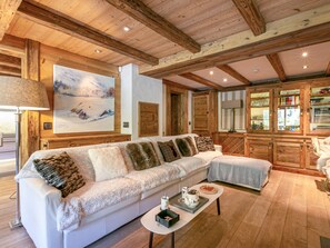 TV, fireplace - Luxurious Duplex: Ski-In/Out, Fireplace, Balcony, Garage, WiFi – Ultimate Alpine Retreat (Val-d'Isère)