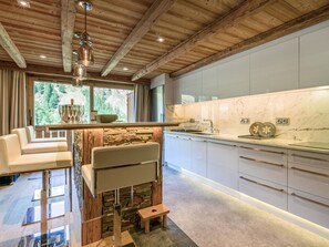 Fridge, microwave, oven, stovetop - Luxurious Duplex: Ski-In/Out, Fireplace, Balcony, Garage, WiFi – Ultimate Alpine Retreat (Val-d'Isère)