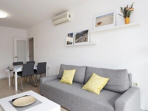 TV - Apartment 200m from the beach with air conditioning, 3 bedrooms (Torredembarra)