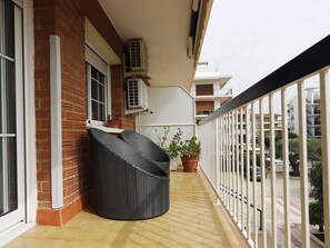 Property grounds - Modern Beach Apartment with Pool, A/C & Balcony, 200m from Sea (Torredembarra)