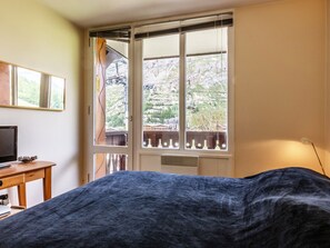 2 bedrooms, free WiFi, bed sheets - Contemporary Ski-In/Ski-Out Apt with Village View and Close to Kids' Area, Val-d'Isère (Val-d'Isère)