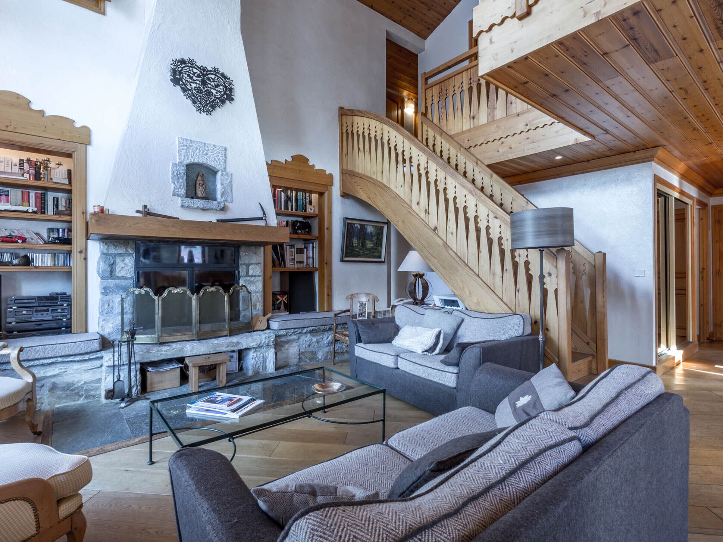 Fernseher, Kamin, DVD-Player