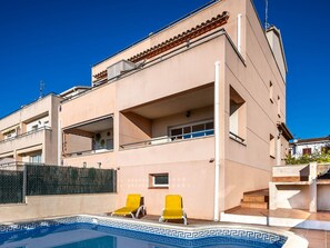 Pool - House in Creixell: Private Pool, Parking, Terrace, Air Conditioning, Sleeps 8 (Creixell)