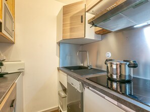 Fridge, microwave, stovetop, dishwasher - Pleasant apartment in Val-d'Isère for 6 pers. - Pets allowed (Val-d'Isère)