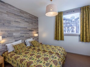 1 bedroom, bed sheets