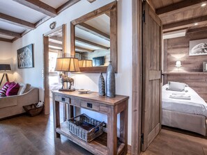 2 عدّة غرف نوم وواي فاي مجانًا وملاءات أسرّة