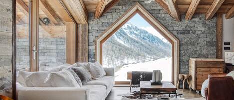 TV, fireplace, stereo