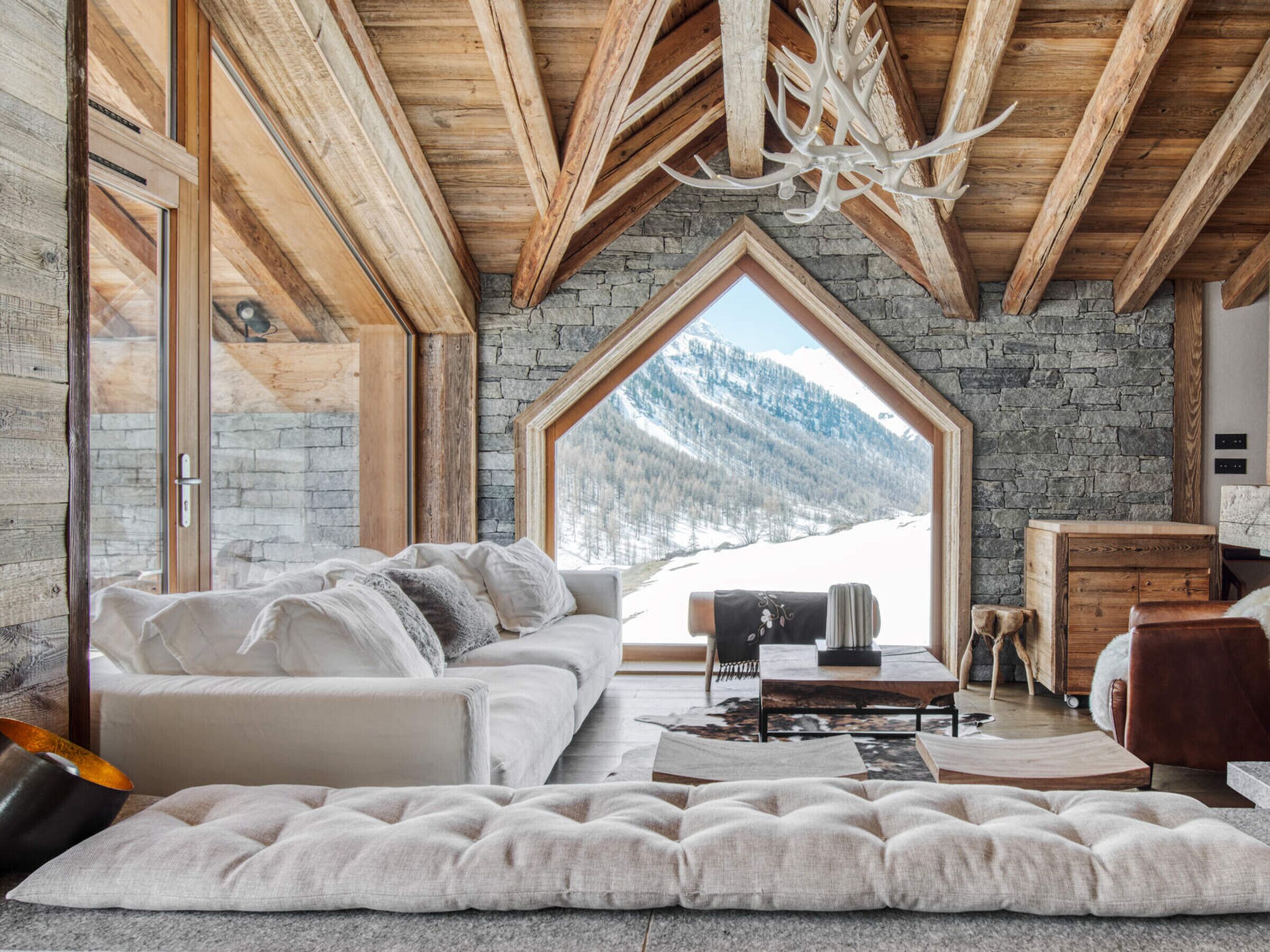 Televisión, chimenea y estéreo 