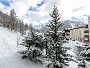 Property grounds - Spacious 3-BR Duplex with South Balcony, WiFi, Parking, Ski Storage, Near Slopes (Val-d'Isère)