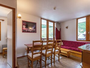 Interior - Cozy Apartment with WiFi, Parking, Near Slopes & Kids' Village, Val-d'Isère (Val-d'Isère)