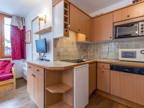Fridge, microwave, oven, stovetop - Cozy Apartment with WiFi, Parking, Near Slopes & Kids' Village, Val-d'Isère (Val-d'Isère)