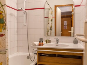 Hair dryer, towels - Cozy Apartment with WiFi, Parking, Near Slopes & Kids' Village, Val-d'Isère (Val-d'Isère)