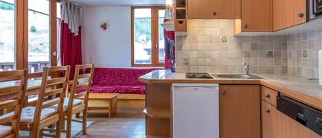 Réfrigérateur, four à micro-ondes, un four, surface de cuisson