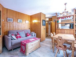 TV - Cozy Apartment with Parking, WiFi & Balcony Near Ski Lifts (Val-d'Isère)