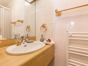 Séchoir à cheveux, serviettes fournies