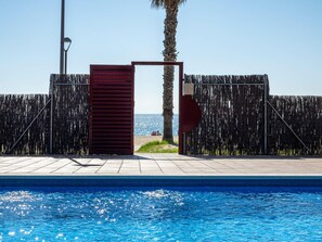 Pool - Beachfront apartment with pool and parking, Torredembarra (Torredembarra)