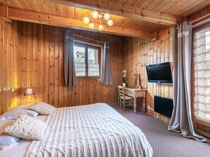 5 bedrooms, free WiFi, bed sheets - Mountain-Style Duplex Apartment in Rustic Chalet, Central Village Location, Ski-In/Ski-Out (Val-d'Isère)