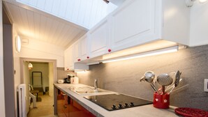 Wasserkocher mit Kaffee-/Teezubehör, Kühlschrank, Mikrowelle, Ofen