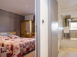 1 bedroom, free WiFi, bed sheets