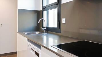 Een microgolfoven, een oven, een vaatwasser