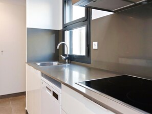 Micro-ondes, four, lave-vaisselle, cafetière/bouilloire