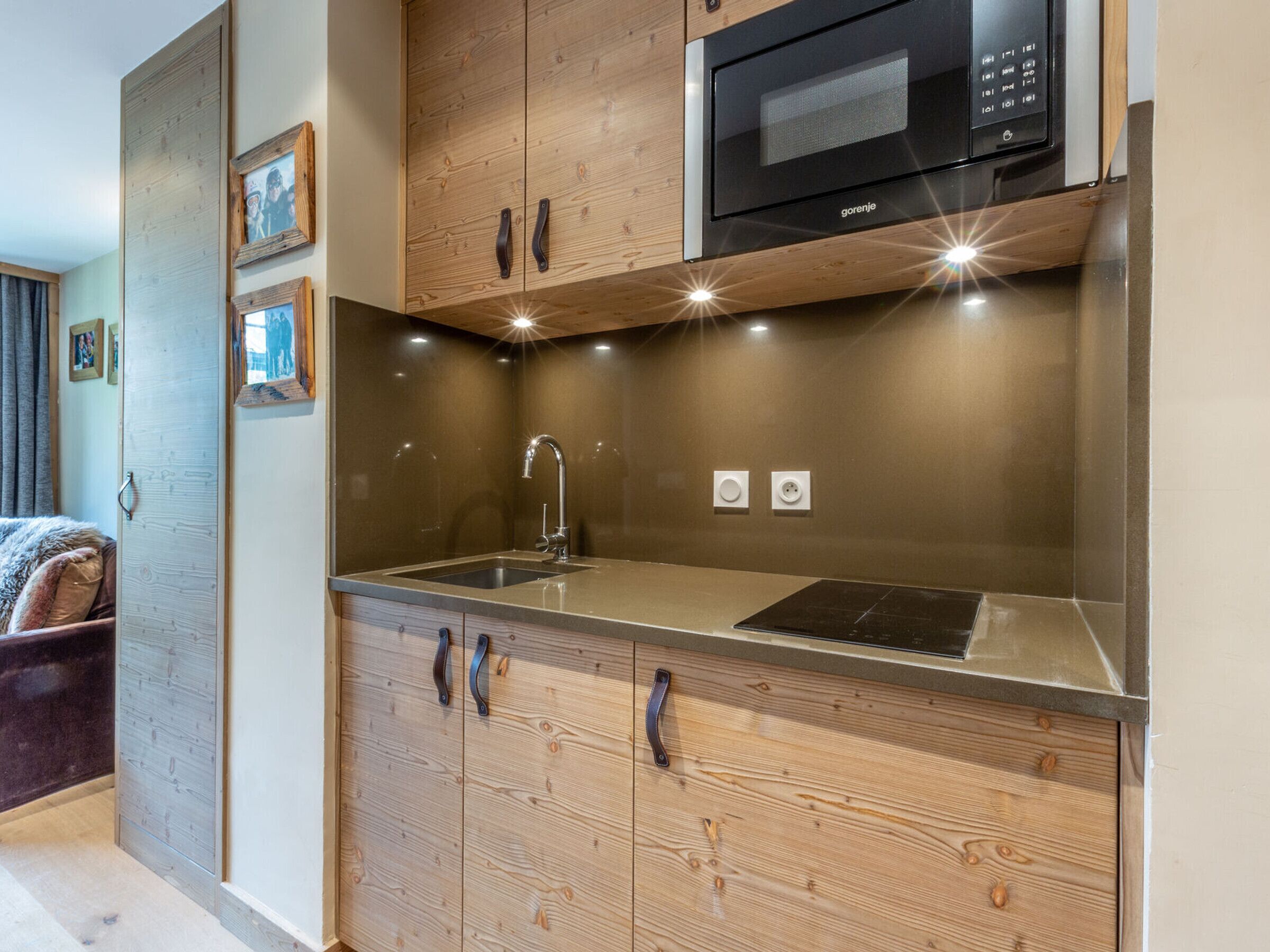 Køleskab, mikrobølgeovn, kogeplade, opvaskemaskine