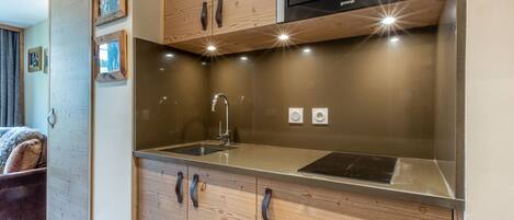 Køleskab, mikrobølgeovn, kogeplade, opvaskemaskine