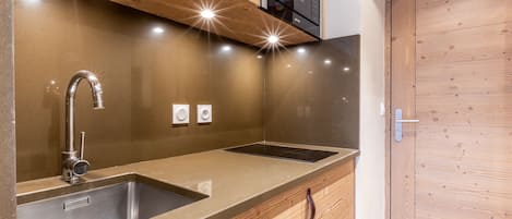 Geladeira, micro-ondas, cooktop, lava-louças