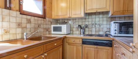 Fridge, microwave, dishwasher, coffee/tea maker