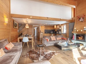 TV, fireplace - Spacious and Luxurious 5-Room Apartment with Fireplace in Val-d'Isère (Val-d'Isère)