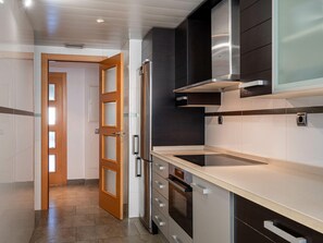 Mikrobølgeovn, ovn, oppvaskmaskin og kaffetrakter/tekoker