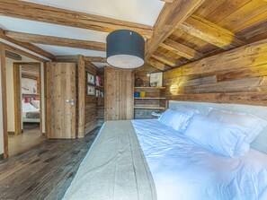 5 bedrooms, free WiFi, bed sheets