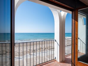 Un balcón con vista a la playa y al océano.