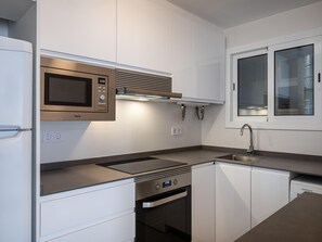 Microondas, horno, cafetera y tetera y tostadora 