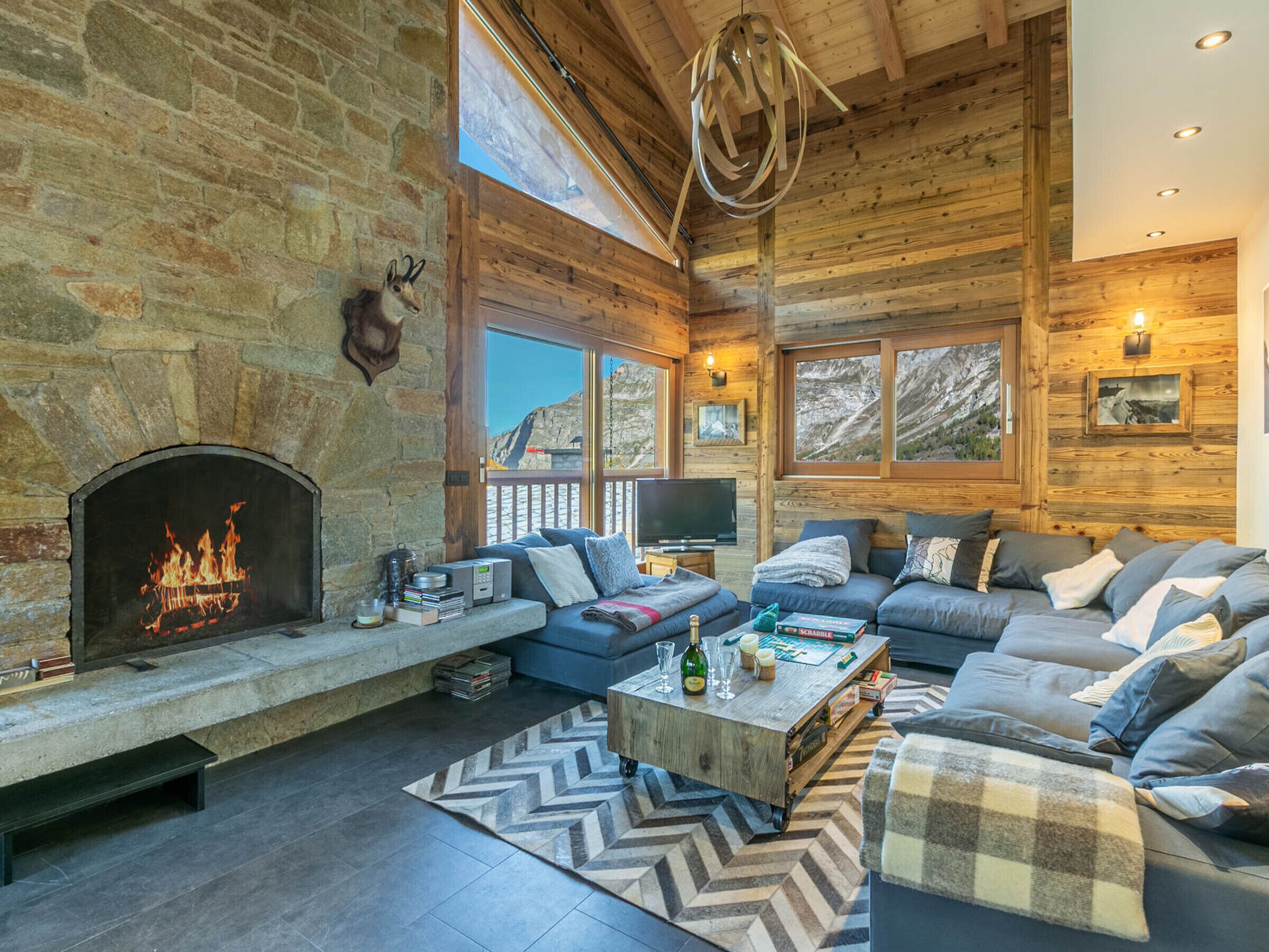 Fernseher, Kamin, Arbeitsbereiche