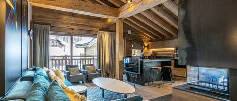 Una televisión, una chimenea