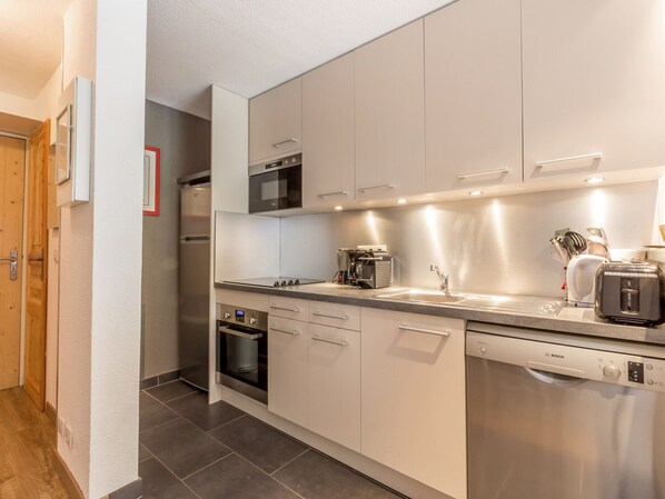 Kühlschrank, Mikrowelle, Ofen, Herdplatte