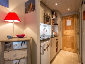 Køleskab, mikrobølgeovn, kogeplade, kaffe-/temaskine