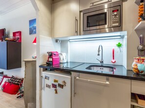 Réfrigérateur, four à micro-ondes, surface de cuisson, cafetière-théière