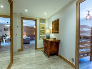 Room - Spacious 3-Room Apartment with Balcony, Parking, and WiFi in Val-d'Isère (Val-d'Isère)
