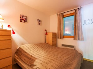 4 bedrooms, free WiFi, bed sheets - Spacious 4-Room Apartment in Val-d'Isère with WiFi, Parking, and South/West Facing Balcony (Val-d'Isère)