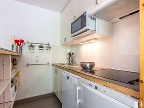 Kühlschrank, Mikrowelle, Herdplatte, Geschirrspüler