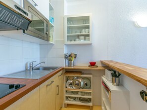 Kühlschrank, Mikrowelle, Herdplatte, Geschirrspüler