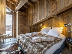 4 bedrooms, free WiFi, bed sheets - Luxury Top-Floor Condo in Ski-In/Out Residence with Stunning Mountain Views (Val-d'Isère)