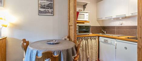 Kylskåp, mikrovågsugn, ugn och spishäll