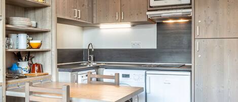 Réfrigérateur, four à micro-ondes, surface de cuisson, lave-vaisselle