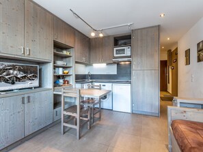 Kühlschrank, Mikrowelle, Herdplatte, Geschirrspüler