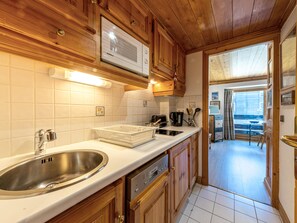 Kjøleskap, mikrobølgeovn, kokeplater og oppvaskmaskin